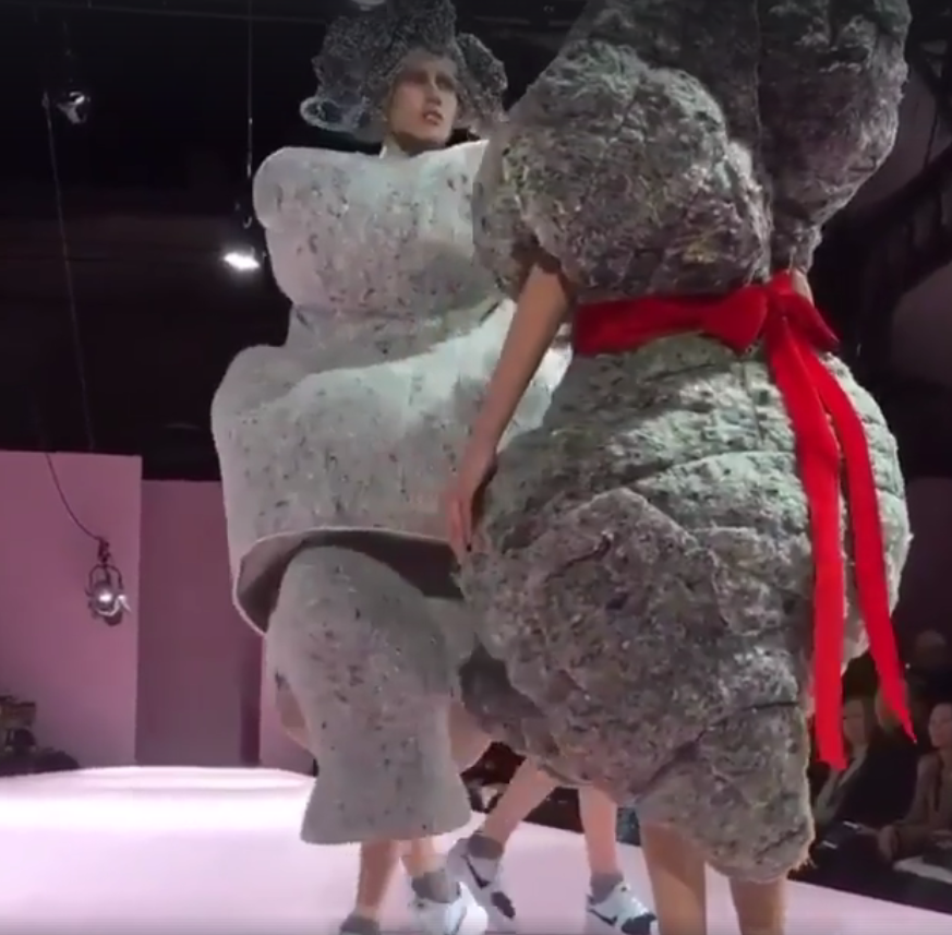 ▲時尚真的好難懂，模特兒穿詭異服裝走秀。（圖／翻攝自臉書）