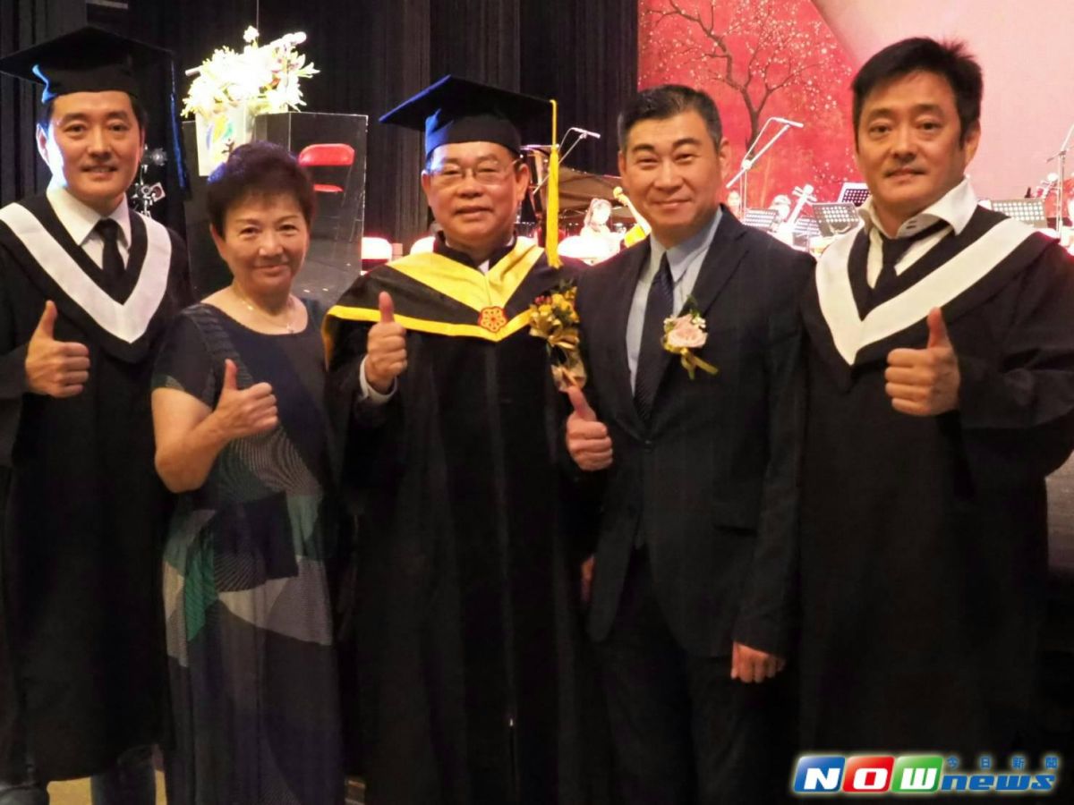 ▲李志希（左一）、李媽媽（李沈涪女士）、國立臺灣戲曲學院張瑞濱校長（中）、文化部影視及流行音樂發展司王志錚副司長（右二）、李志奇（右一），畢業典禮前合影。（圖／NOWnews攝）