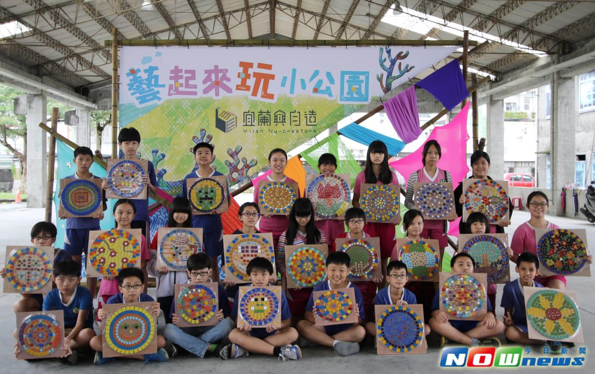 ▲中興國小學生依自己構想拼貼各式馬賽克圖案。（圖／記者李清貴翻攝,2017.6.15）