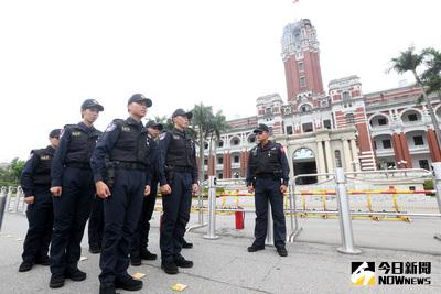 負責總統府和官邸維安勤務的211營和332營憲兵勤務服將全面換裝，以往穿著寬大馬來衫的官兵，將改穿黑色合身勤務服，1日全面換裝。中央社記者吳家昇攝　106年6月1日