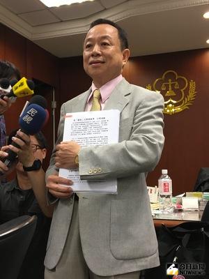 法務部長邱太三不滿名嘴黃越宏（圖）指他關說妻子人事，要求5天內道歉。黃越宏5日說，事件背後有法官法案黑箱疑雲，僅對讀者就新聞報導不夠詳實道歉，「若邱太三是讀者也算道歉」。中央社記者劉世怡攝　106年6月5日