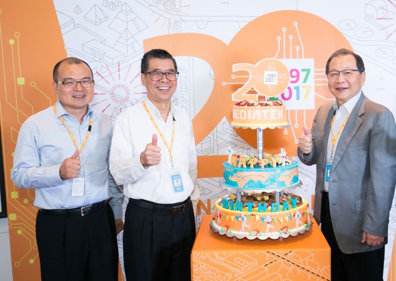 ▲聯發科宣布，蔡力行博士（圖右）於 6 月 1 日正式就任共同執行長，直接對董事長暨執行長蔡明介（圖中）負責。圖為聯發科 20 周年慶祝會，左為副董事長謝清江。（圖／聯發科提供）