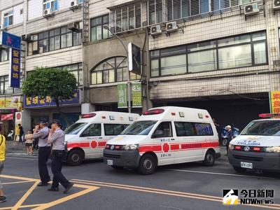 新店區中正路6日清晨某10樓層樓建築物火警，冒出濃煙的8樓是老人安養院，警消全力搶救下仍有多名老人命危送醫。（低解析圖片）中央社記者郭日曉攝  105年7月6日