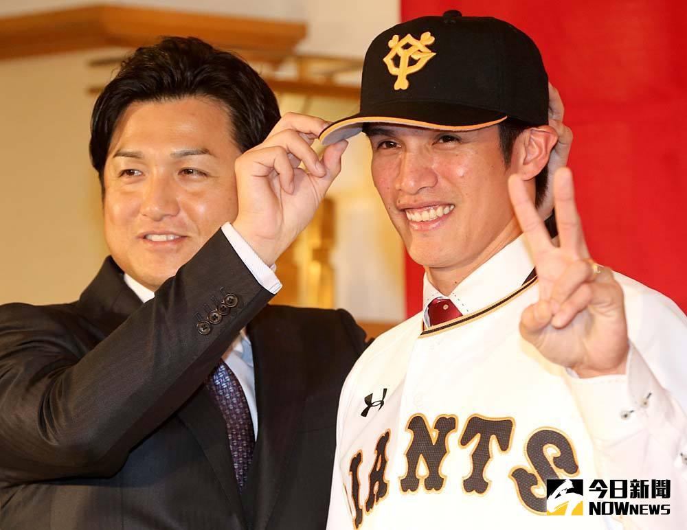 ▲高橋由伸總教練為陽岱鋼戴上帽子。（圖／取材自巨人隊臉書）