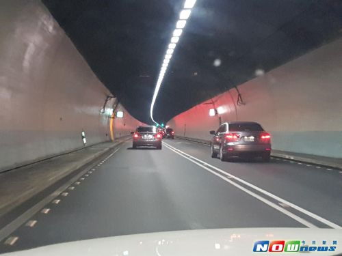 ▲高公局委託顧問公司進行雪山隧道開放變換車道的可行性評估，經過綜合評估後高公局維持雪隧禁止變換車道的規定。（圖／NOWnews資料照）