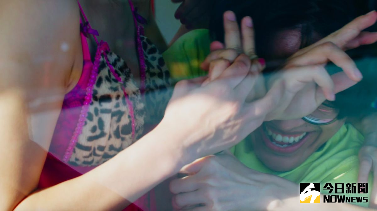 ▲盧廣仲（右）劇中遭檳榔西施埋頭送波。（圖／好風光提供，2017.06.01）