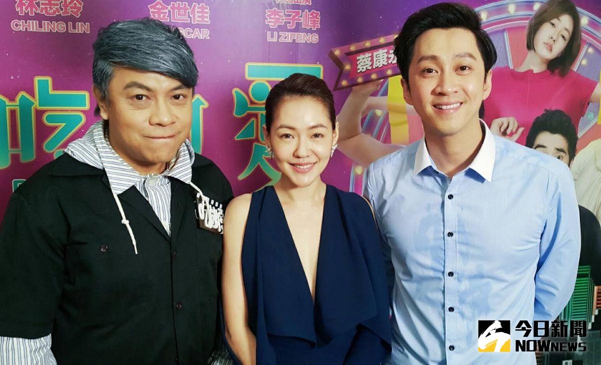 ▲陳漢典（右）獲得金鐘獎，感謝《康熙來了》的蔡康永（左）及小S（中）讓他被觀眾看到。（圖／三立提供）