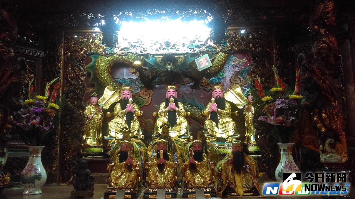 ▲水官大帝是掌管水中眾神，是早期社會農民為求水情安定、風調雨順的必拜神明；照片的左一，為蘆洲區三元宮的水官大帝。（圖／記者陳志仁翻攝，2017.06.13）