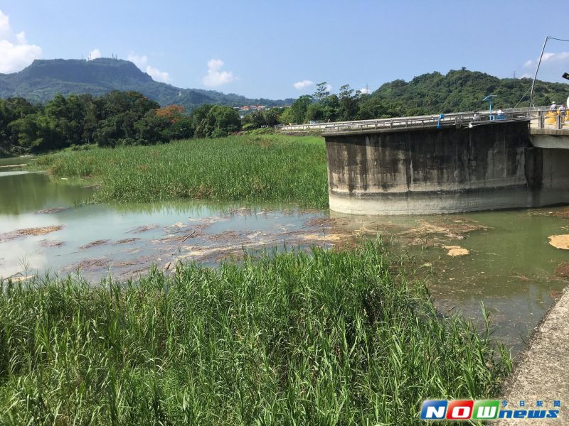 ▲台南白河水庫淤積超過6成，清淤工程是前瞻基礎建設計畫中重要且急迫的項目，因此總統蔡英文9日特日特別率隊視察相關建設。（圖／記者彭媁琳攝,2017.06.09）