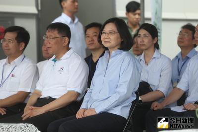 總統蔡英文（左3）與台北市長柯文哲（左2）12日在台北，視察台北市網球中心，並聽取簡報。中央社記者吳家昇攝　106年6月12日