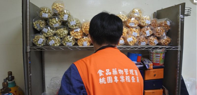 ▲食藥署偕同桃園市衛生局主動查獲「尚亨商行」使用逾期食品原料。（圖／桃園市衛生局提供）
