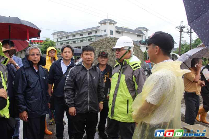 ▲雲縣長李進勇率相關局處長會同縣議員蔡東富等視察斗南地區的河川防汛整備情  形。（圖／記者簡勇鵬攝，2017.06.14）