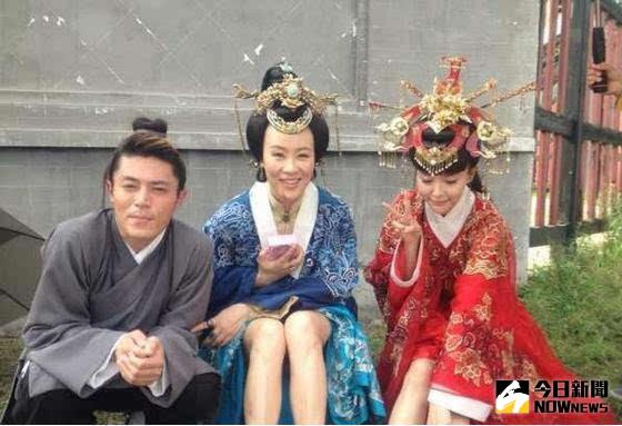 霍建華和唐嫣在《金玉良緣》的劇組。