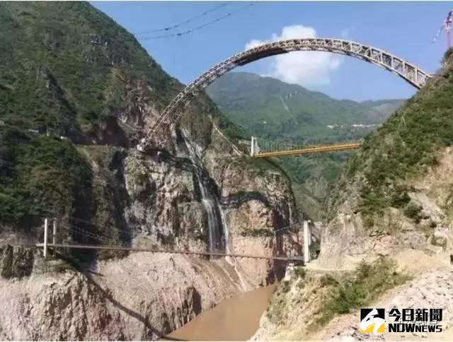 圖為大柱山隧道內湧水形成的瀑布，其下為瀾滄江。