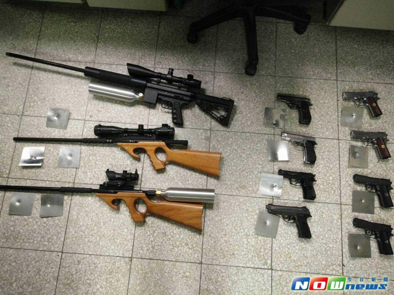 ▲台中市刑大偵三隊查獲網路販槍案，起出13把長短槍械。（圖／記者鄧力軍2017.6.13）