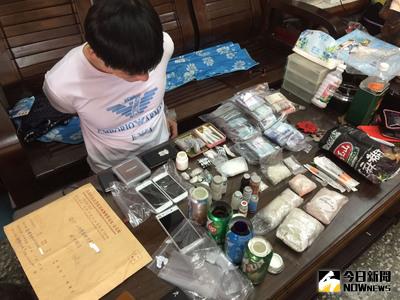 林姓男子涉嫌夥同手下販毒，並將準備交易的毒品藏在改裝的易開罐飲料空瓶，以躲避警方查緝，高雄市警方9日循線查獲，同時起出防範毒品交易被黑吃黑的改造槍彈一批。（警方提供）中央社記者陳朝福傳真  106年6月日