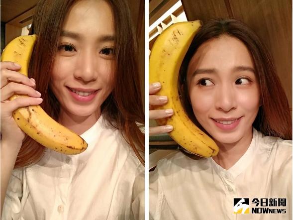 ▲Hebe在臉書曬出拿香蕉佯裝電話照片，逗樂不少網友。（圖／翻攝自臉書，2017.06.02）
