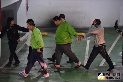 W飯店小模案10日在台北地方法院開庭，涉嫌人土豪哥朱家龍（中）等，一早從台北看守所搭囚車抵達法院。中央社記者王飛華攝  106年3月10日