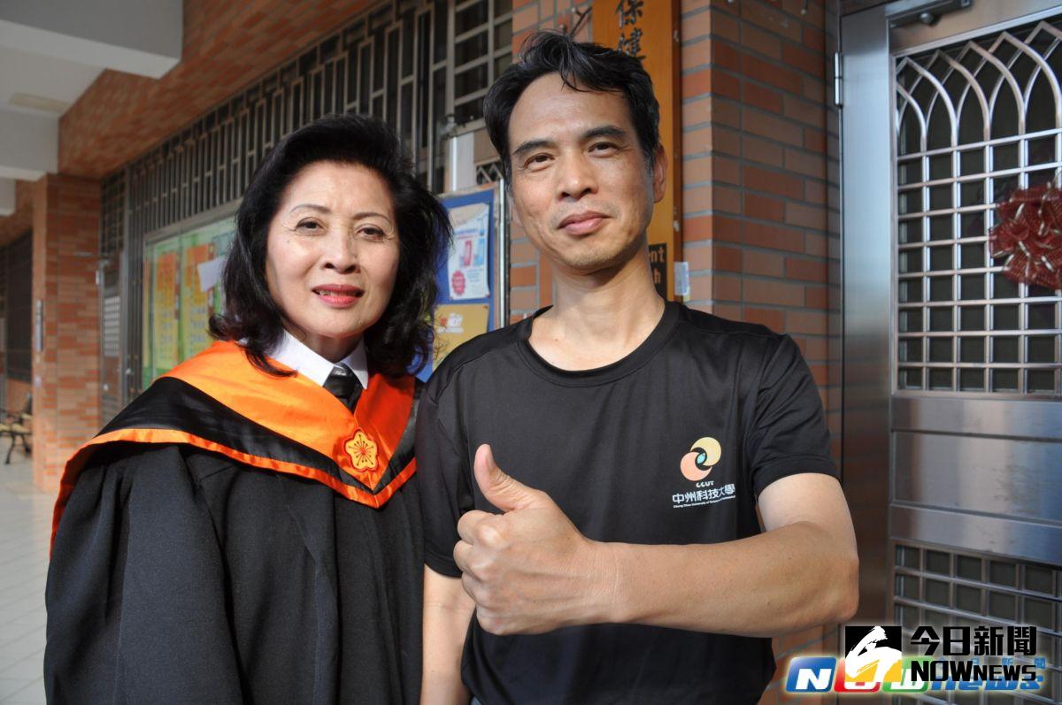 ▲中州科大保健食品系碩士班的畢業生施芳齡同學(左)67歲，活到老、學到老堪為年輕學子的表率。（圖／記者陳雅芳攝，2017.6.10）