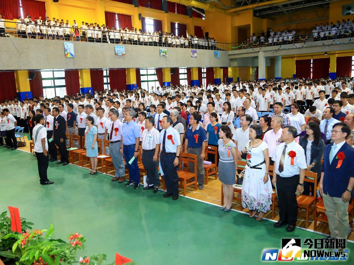 ▲東勢高工13日舉辦105學年度畢業典禮，以「TRIP」（旅程）為畢業典禮主題，有500多位畢業生。（圖／記者黃玿琮攝2017.6.13）
