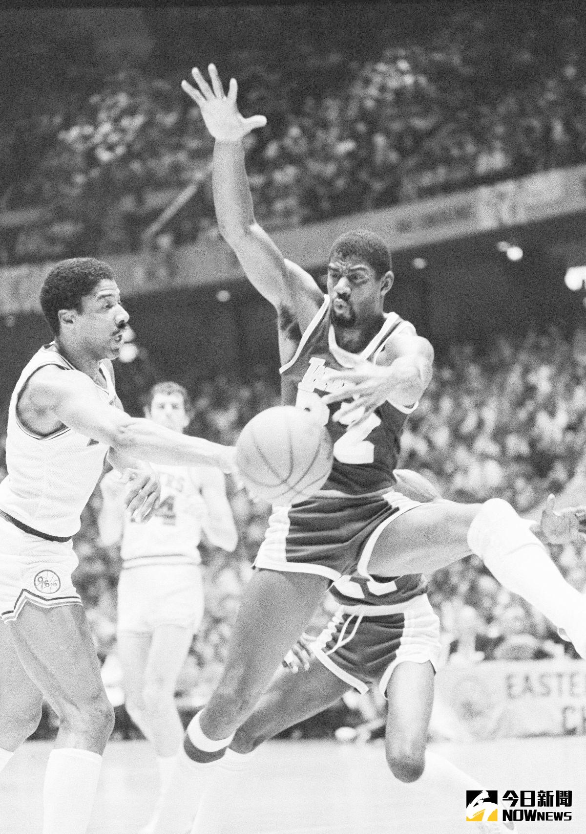 ▲傳奇球星『魔術強森』(右) 和『J博士』(左) 皆表示當年自己的球隊能夠打贏勇士。圖為1983年湖人隊對上76人隊的總冠軍賽。（圖／美聯社／達志影像）