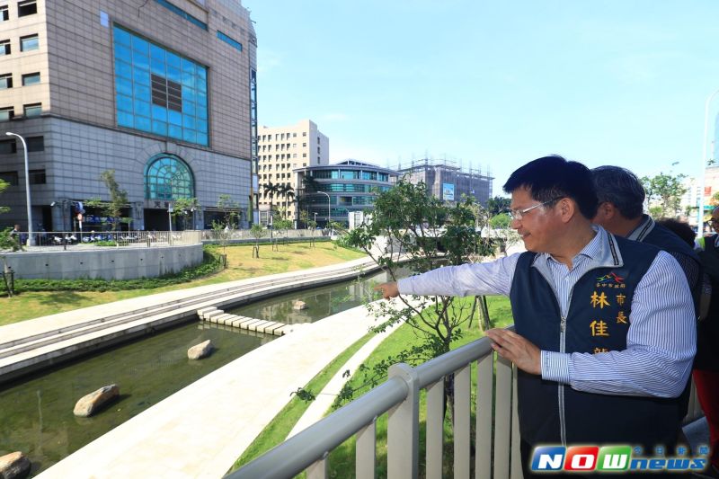 ▲剛剛通過豪大雨台中柳川第一期整治段市長林佳龍到場視察，當場宣布市府成功爭取中央同意補助辦理柳川第二期整治計畫。（圖／記者柳榮俊攝2017.6.6）