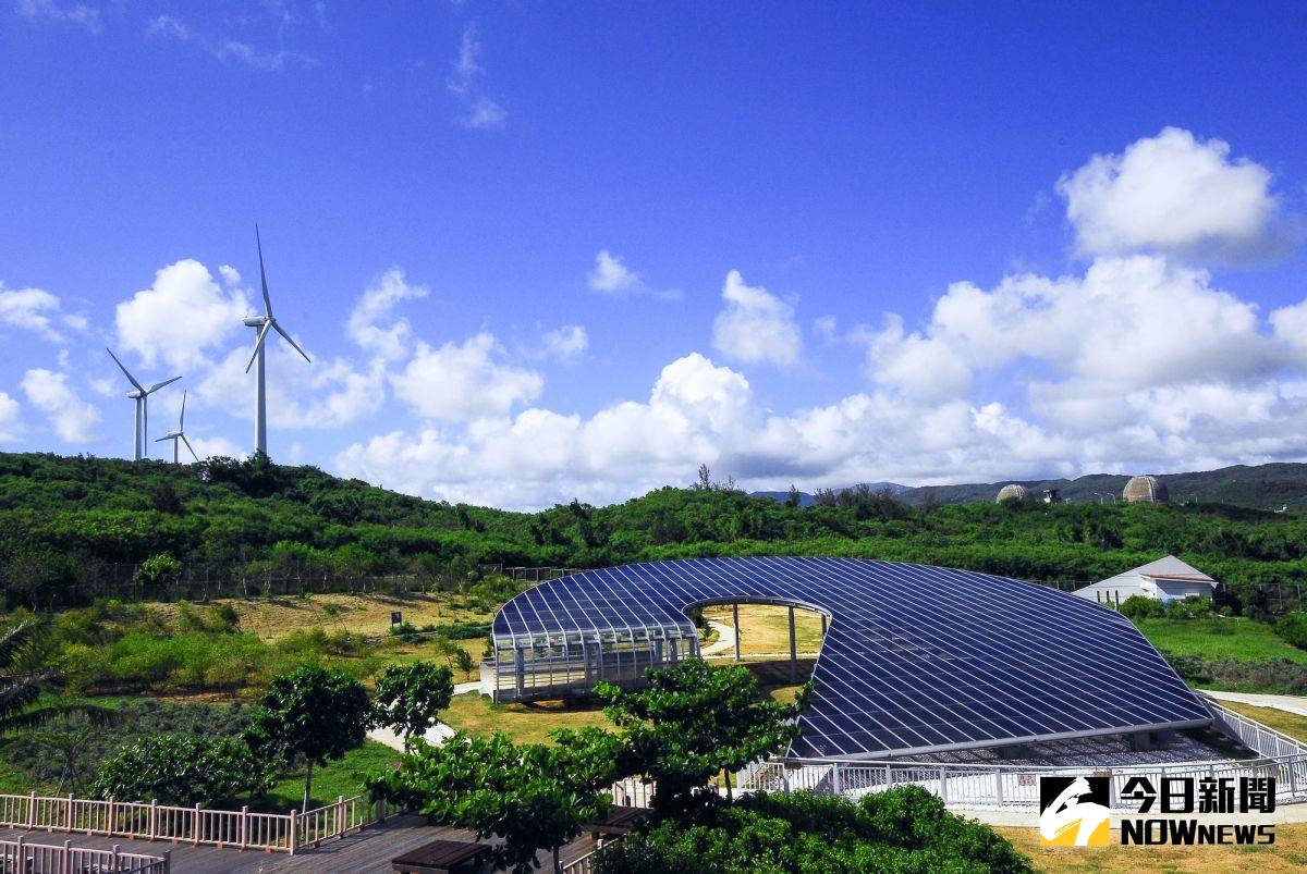 ▲台電推出光明頂計劃，利用自有屋頂建置太陽光電，核三廠也提供屋頂，沾綠能發電的光。圖為核三廠（圖／台電提供）