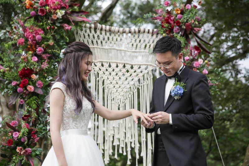 ▲學運領袖林飛帆11日舉辦婚禮，他傍晚在臉書上PO出為新娘套上婚戒、親吻等照片，獲得許多網友的恭喜祝福。 （圖／取自林飛帆臉書）