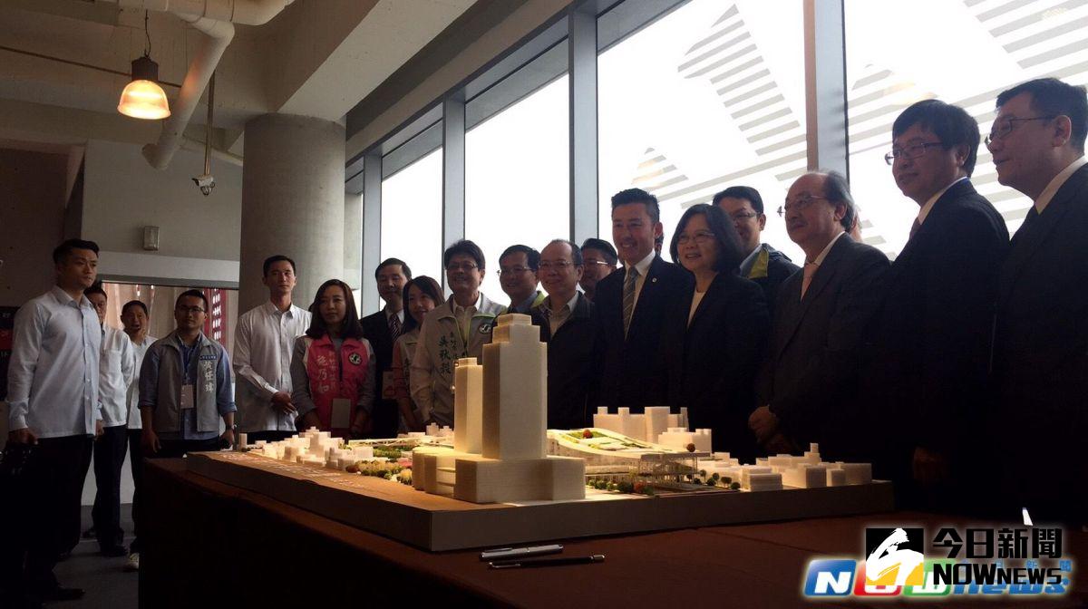 ▲推動前瞻基礎建設，蔡英文總統今天造訪竹市，肯定林智堅市長提出的大車站及新竹輕軌計畫。(圖／記者陳志偉攝，2017.4.6）