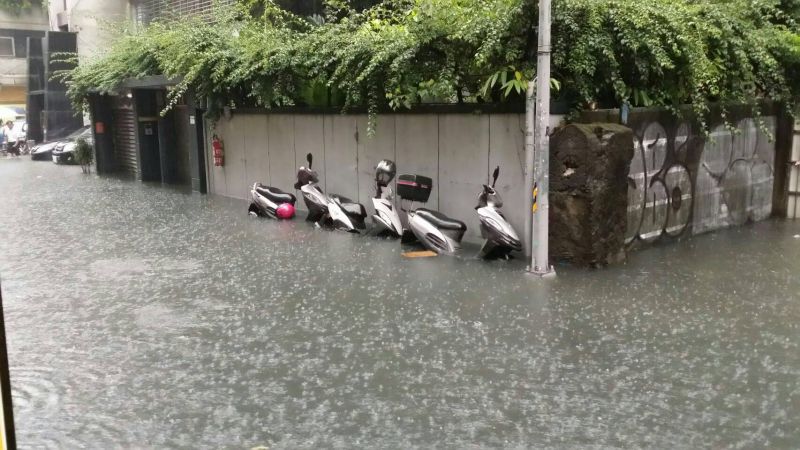 ▲梅雨來襲，台北市東區淹水景象。（圖／讀者提供,2017.6.2）