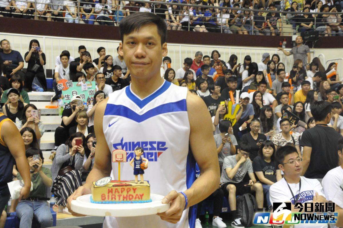 ▲家人意外現身，林志傑歡慶35歲生日。（圖／記者林暐凱攝）