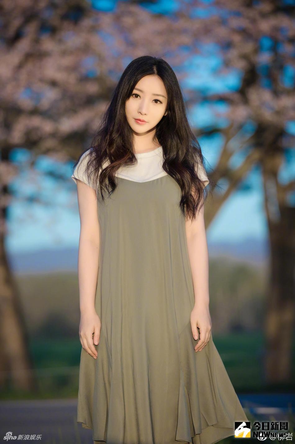 柳岩花樹下拍照歲月靜好。