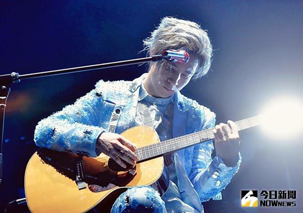 薛之謙彈著吉他，為前妻而唱。