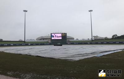 中華職棒例行賽2日在花蓮的首戰，因天候不佳，統一獅與富邦悍將球賽無法如期舉行，比賽將延到4日下午1時5分於花蓮棒球場舉行。中央社記者李先鳳攝 106年6月2日