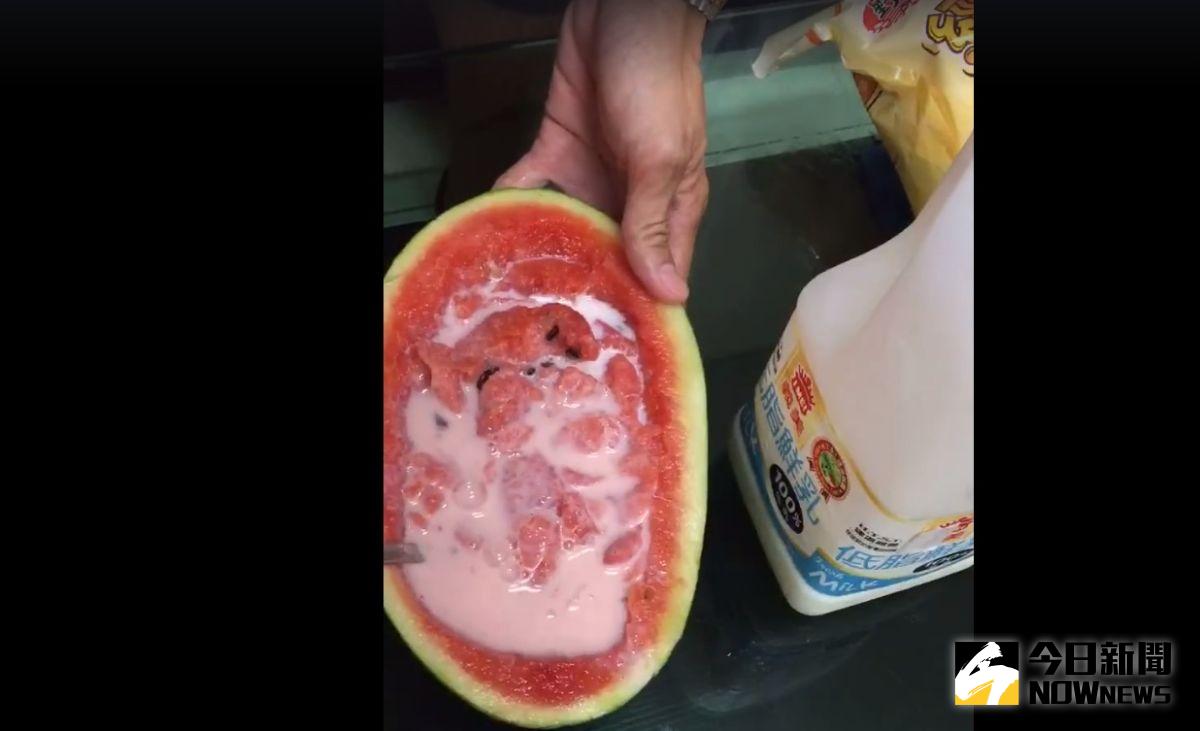 ▲網友突發奇想直接把西瓜剖半，將瓜肉攪爛再倒入牛奶，就是現成的西瓜牛奶。（圖／翻攝自爆廢公社三館）