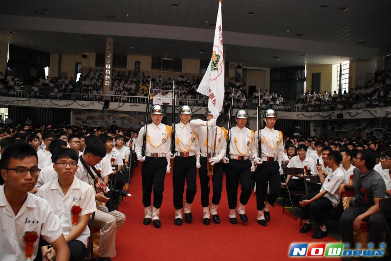 ▲彰化師範大學附屬高工職業學校辦理105年度畢業典禮，旗隊表演揭開序幕。（圖／記者陳雅芳攝，2017.6.14）