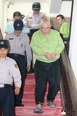 男子施信誠（前右）行刑式槍殺妻子，一審遭判無期徒刑，經上訴，高等法院12日開庭，他對庭上妻子妹妹表示「十二萬分對不起」，一改一審庭上曾嗆聲妻子妹妹若到庭，要把她打死的態度。中央社記者吳翊寧攝 106年4月12日