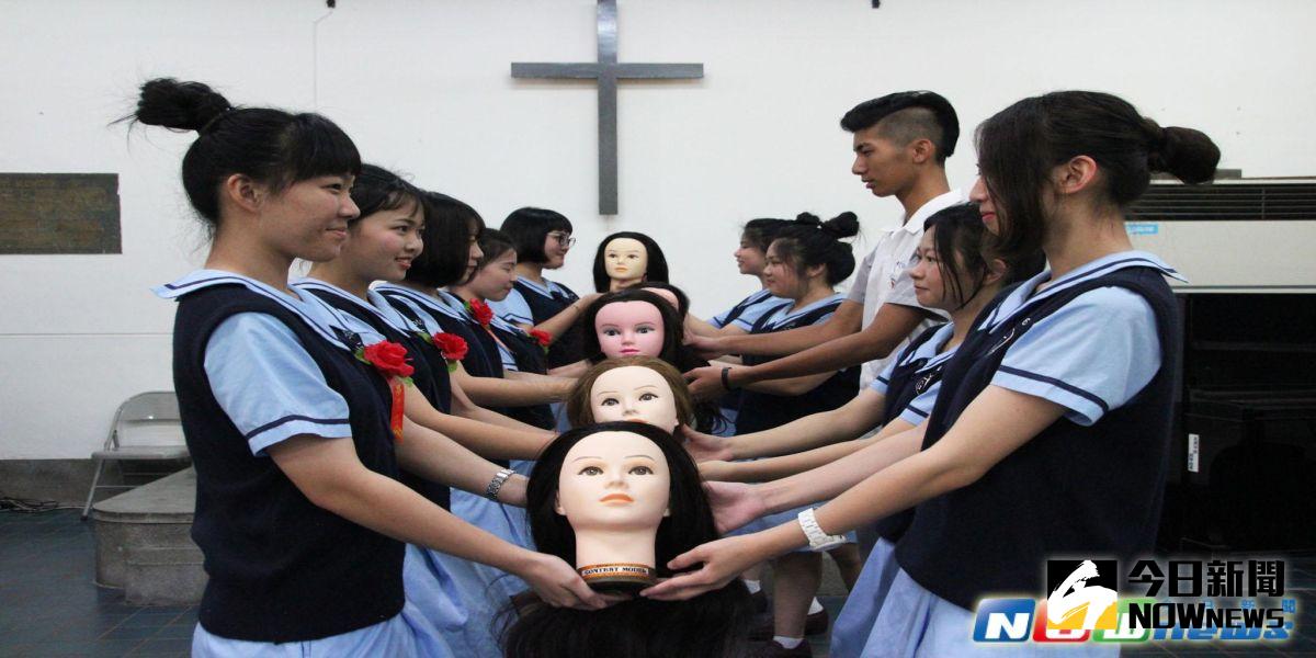 ▲長榮女中盛大舉辦畢業典禮，校方安排人頭傳承儀式。（圖／記者楊小慧攝）