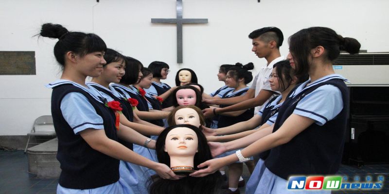 ▲長榮女中盛大舉辦畢業典禮，校方安排人頭傳承儀式。（圖／記者楊小慧攝）