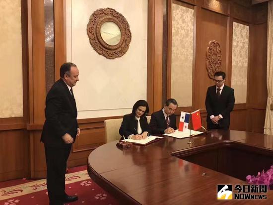 ▲13日，中國大陸外交部長同巴拿馬副總統兼外交部長在北京舉行會談並簽署建交公報宣佈建交。（圖／翻攝自央視網）