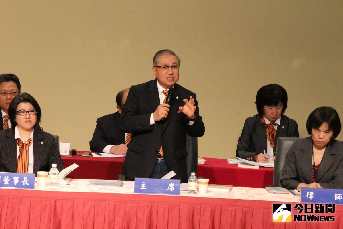 ▲王道銀行召開股東會，並改選董監事，隨即召開董事會，董事長由駱錦明（中）獲選連任。（圖／王道銀行提供，2017.6.14）