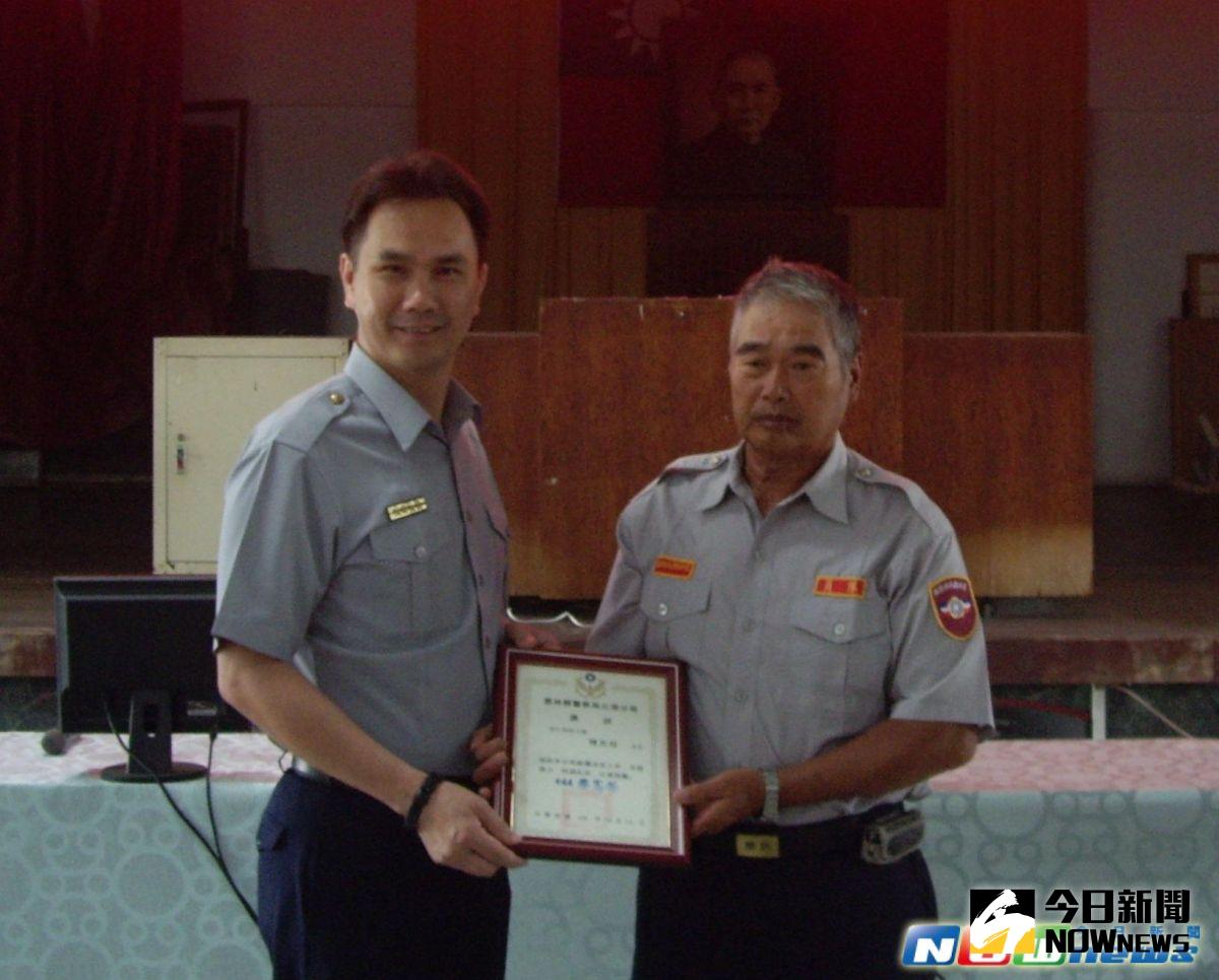 ▲分局長李憲蒼頒獎表揚績優民防人員，感謝全體隊員為維護地方治安無私的奉獻。（圖／記者雷琇雯攝，2017.06.13）