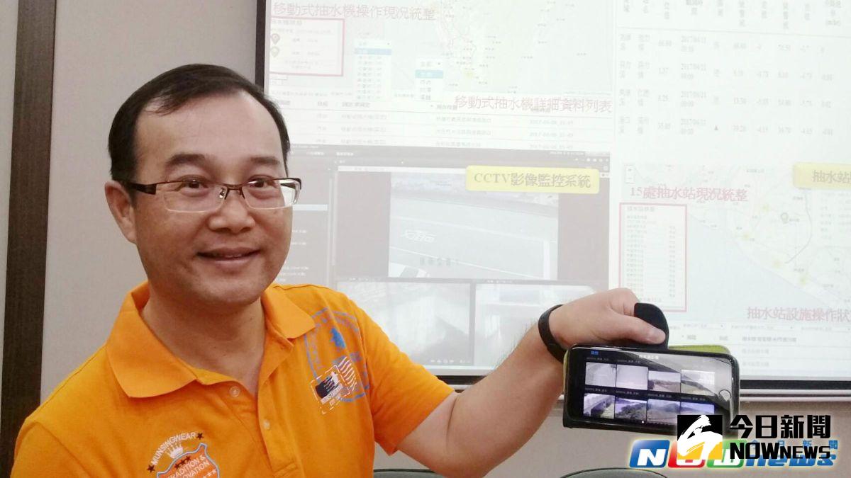 ▲屏東縣府水利處長江國豐，解說全縣水情監測防災系統。（圖／記者吳宇攝，2017.6.7）