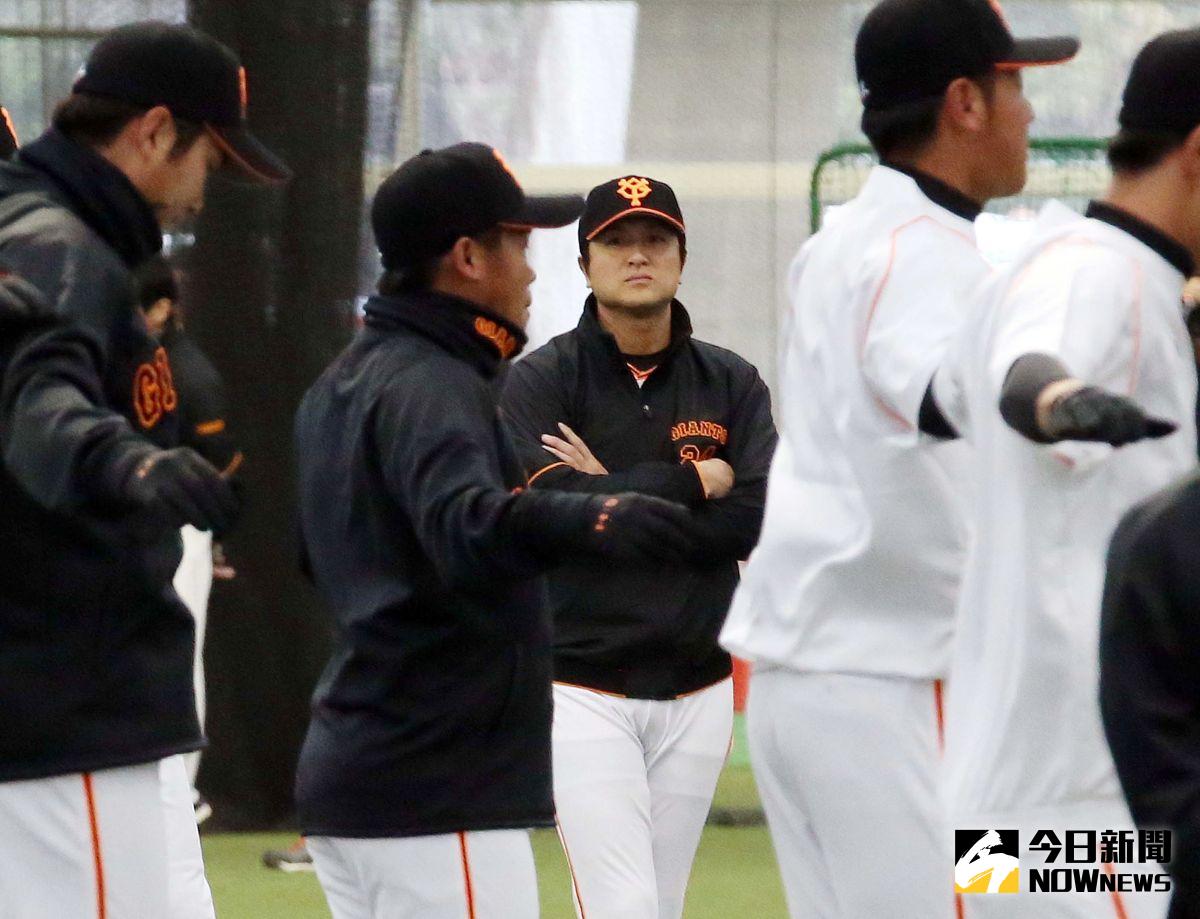 ▲讀賣巨人對新任監督高橋由伸（圖中抱胸者）領軍首季表現備受關注。（圖／美聯社／達志影像）