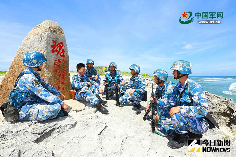 西沙石島守島官兵暢談愛島守島故事。