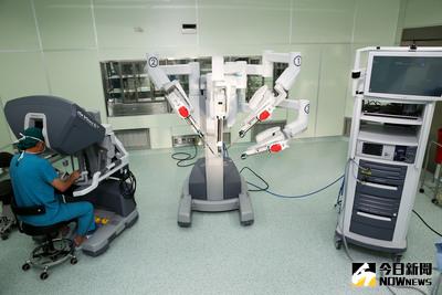 達文西手術切癌 東部首刀 花蓮慈濟醫院引進達文西機器手術系統，並成尼髡赤F部第一例達文西機器手臂微創手術，為一名79歲的攝護腺癌病患切除腫瘤組織。（花蓮慈濟醫院提供）中央社記者李先鳳傳真 103年8月14日
