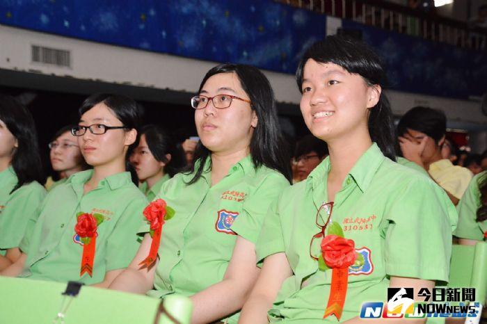 ▲武陵高中12日舉行畢業典禮，學生仔細聆聽到場恭賀畢業的市長致詞。（圖／桃園市政府提供,2017.6.12）