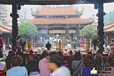 近年來環保意識抬頭，香火鼎盛的台北市萬華區艋岬龍山寺（圖）民國104年起實施減香，從7座香爐減成3座，16日起將再次減香，僅剩觀世音爐（佛祖爐）1座爐。（資料照片）中央社記者游凱翔攝　106年6月15日