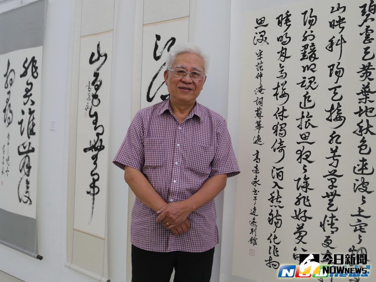 ▲篆刻書法家高連永在葫蘆墩文化中心，展出草書與硯銘。（圖／記者黃玿琮攝2017.6.13）