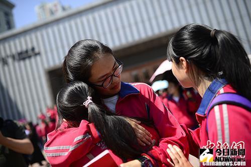 內蒙古高中生畢業典禮，同學擁抱惜別。